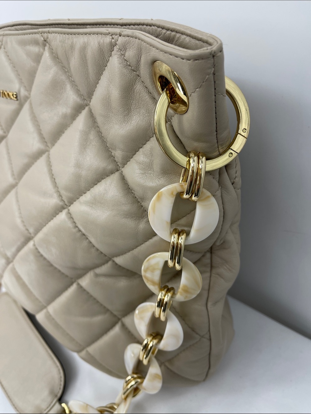 KELLY TOOKE Beige Leather Shoulder Bag with Red Suede Interior QUILTED STITCHING - Picture 4 of 12